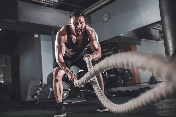 Hombres con cuerda en forma de entrenamiento funcional —  Fotos de Stock