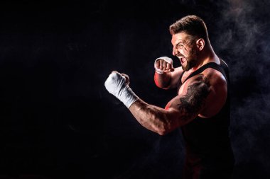 Sporcu muay Taylandlı boksör duman siyah zemin üzerine mücadele.