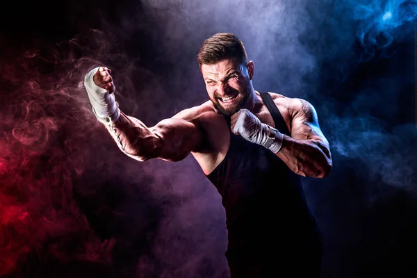 Sporcu muay Taylandlı boksör duman siyah zemin üzerine mücadele.