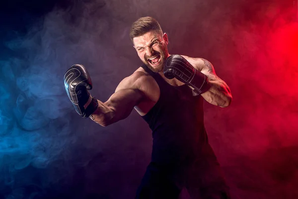 Deportista muay tailandés boxeador luchando sobre fondo negro con humo . — Foto de Stock