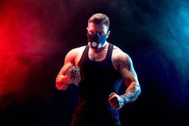 Ciddi kas savaşçı zincirleri üzerinde yumruk örgülü..