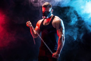 Siyah bir arka plan üzerinde siyah eğitim maskeli güçlü erkek atlet