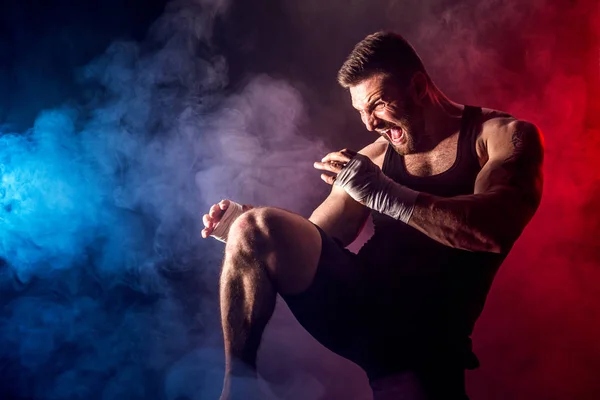 Deportista muay tailandés boxeador luchando sobre fondo negro con humo . — Foto de Stock