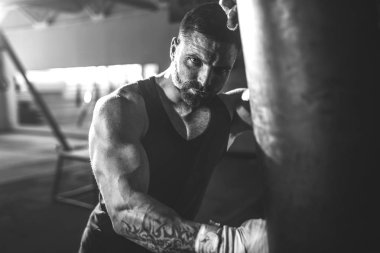 Koyu renk spor salonunda boksör eğitimi..