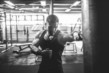 Koyu renk spor salonunda boksör eğitimi..