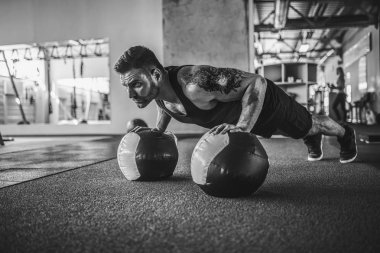 Tahta yapan kaslı genç erkek