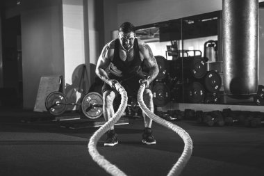 İp fonksiyonel eğitim salonunda erkeklerle