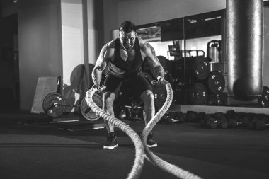 İp fonksiyonel eğitim salonunda erkeklerle