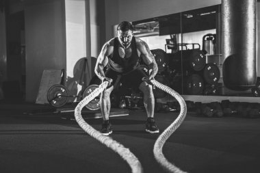 İp fonksiyonel eğitim salonunda erkeklerle