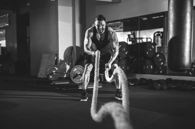 İp fonksiyonel eğitim salonunda erkeklerle