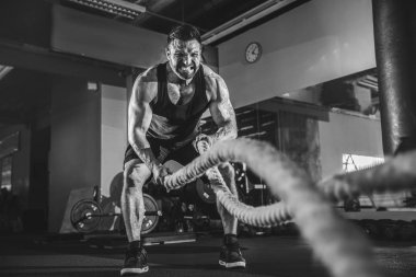 İp fonksiyonel eğitim salonunda erkeklerle