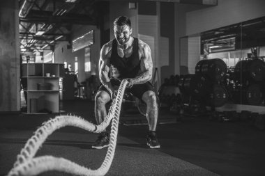 İp fonksiyonel eğitim salonunda erkeklerle