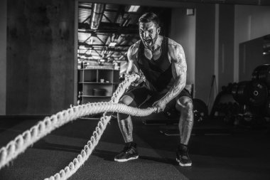 İp fonksiyonel eğitim salonunda erkeklerle