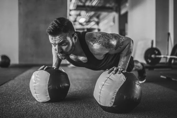 Musclé jeune homme faisant planche — Photo