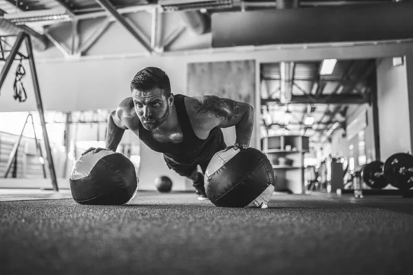 Musculado jovem fazendo prancha — Fotografia de Stock