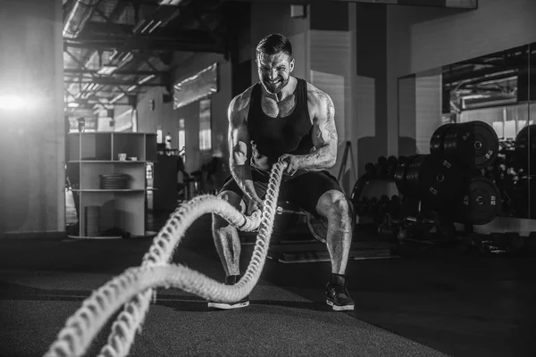 Hommes avec corde dans le gymnase d'entraînement fonctionnel — Photo