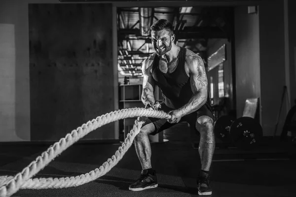 Hommes avec corde dans le gymnase d'entraînement fonctionnel — Photo