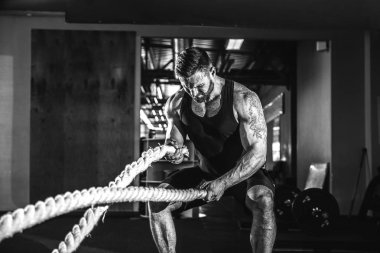 İp fonksiyonel eğitim salonunda erkeklerle