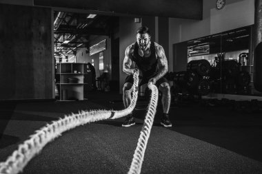 İp fonksiyonel eğitim salonunda erkeklerle