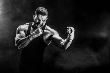 Sporcu muay Taylandlı boksör duman siyah zemin üzerine mücadele.