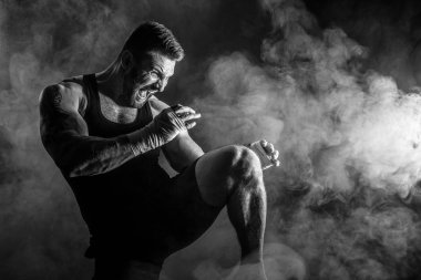 Sporcu muay Taylandlı boksör duman siyah zemin üzerine mücadele.