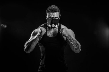 Eğitim maskeli güçlü erkek atlet