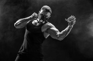 Yumruğunu üzerinde örgülü zincirlerle yumruk yaparken ciddi kas avcı.