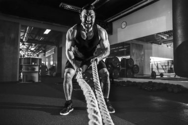 İp fonksiyonel eğitim salonunda erkeklerle