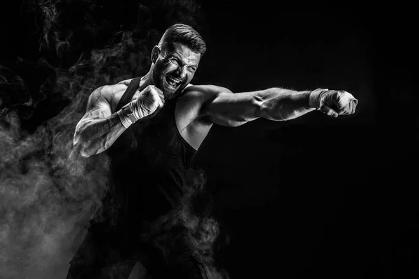 Deportista muay tailandés boxeador luchando sobre fondo negro con humo . — Foto de Stock