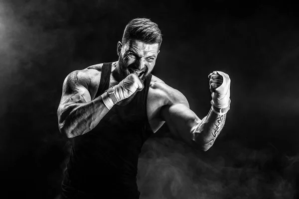 Deportista muay tailandés boxeador luchando sobre fondo negro con humo . — Foto de Stock