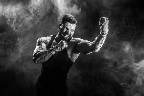 Спортсмен муай тайський боксер, що бореться на чорному тлі з димом . — стокове фото