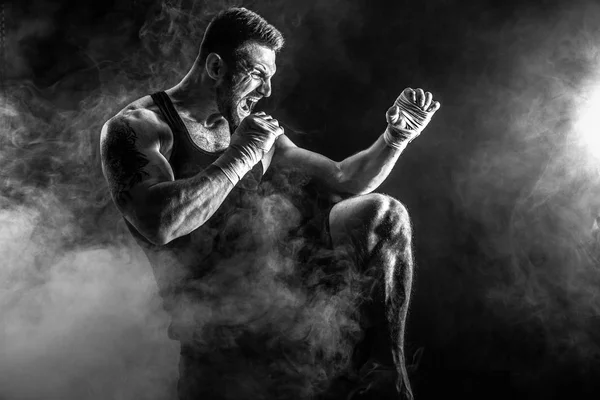 Deportista muay tailandés boxeador luchando sobre fondo negro con humo . — Foto de Stock