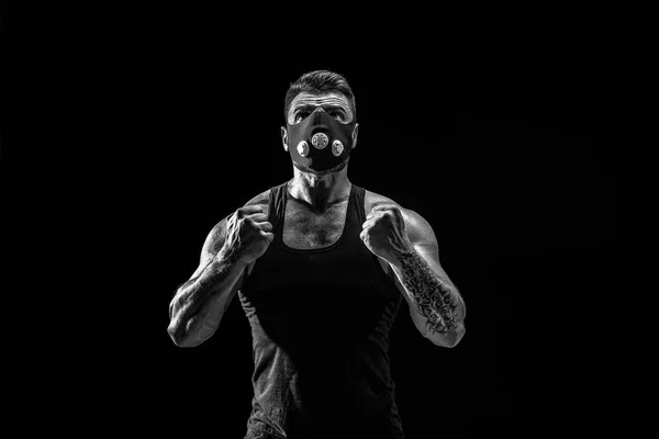 トレーニング マスクに強いオスの運動選手 — ストック写真