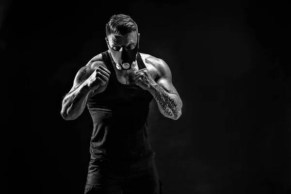 Сильний чоловічий спортсмен у тренувальній масці — стокове фото