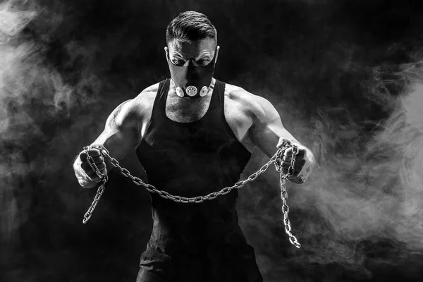 Kaslı sporcu metal zincir yırtılma portresi. Siyah arka plan ile duman — Stok fotoğraf