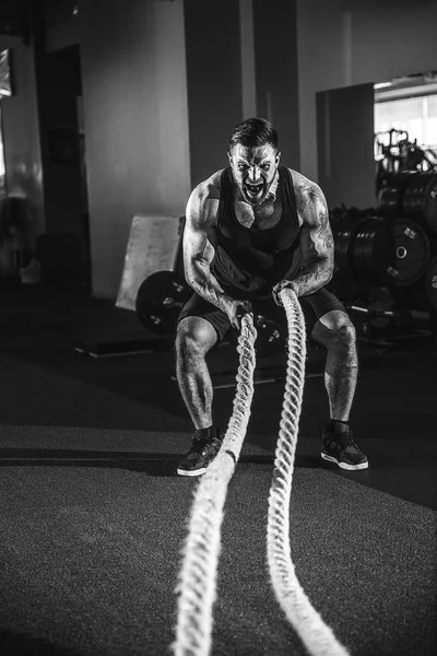 Männer mit Seil im Functional Training Gym — Stockfoto