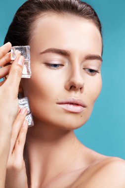 Güzel genç kadın portresi closeup buz yüz geçerlidir.
