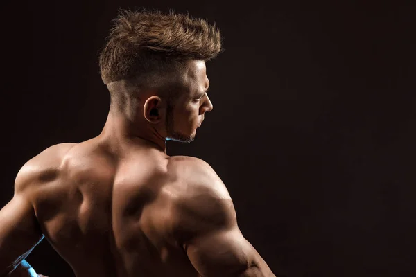 Fuerte atlético Hombre Fitness Modelo posando músculos de la espalda . — Foto de Stock