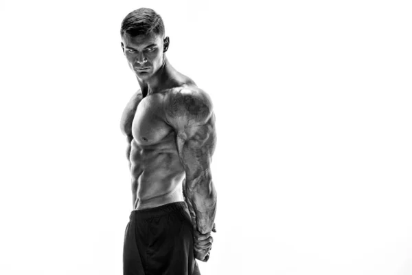 筋肉超高レベルハンサムな男ポージング上の白い背景 — ストック写真