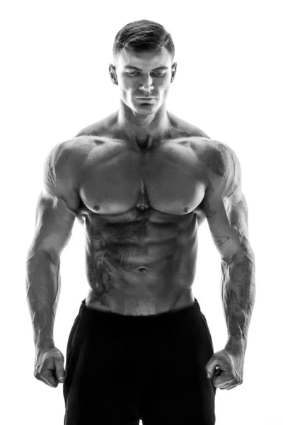Muskularny super wysoki poziom przystojny mężczyzna pozowanie na białym tle — Zdjęcie stockowe