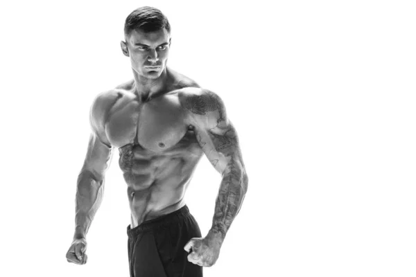 Muskulöser super-high-level gutaussehender Mann posiert auf weißem Hintergrund — Stockfoto