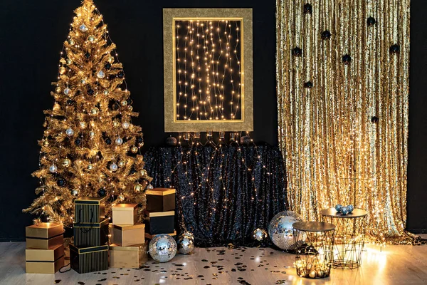 Gyönyörű modern luxus helyen, csillogó arany karácsonyfa és fények, dobozok divat stílusban — Stock Fotó