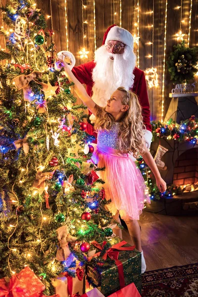 Petite fille et Père Noël décorer le sapin de Noël — Photo