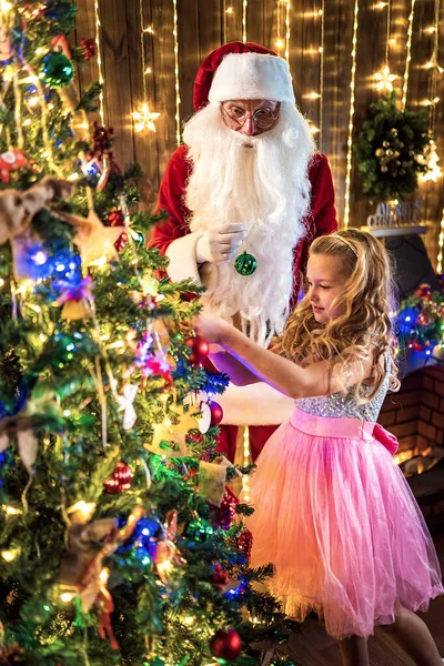 Petite fille et Père Noël décorer le sapin de Noël — Photo