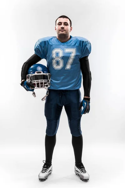 Giocatore di football americano con uniforme blu sulla linea di scrimmage. Fondo bianco — Foto Stock