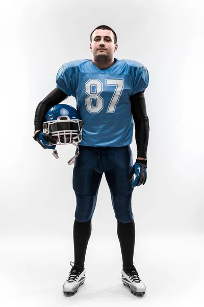 Jogador de futebol americano com uniforme azul na linha de scrimmage. Fundo branco — Fotografia de Stock