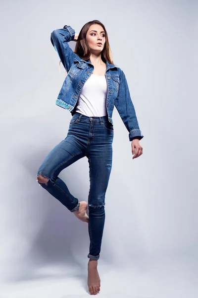 Wanita muda seksi dengan jaket jeans, kemeja putih — Stok Foto
