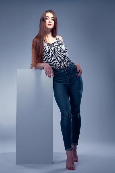 Sexy meisje in blue jeans — Stockfoto