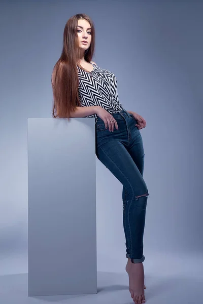 Sexig tjej i blå jeans — Stockfoto