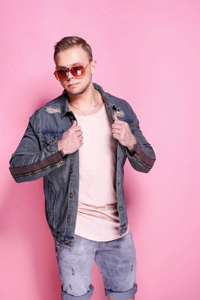 Confiante elegante cara casual posando em rosa — Fotografia de Stock